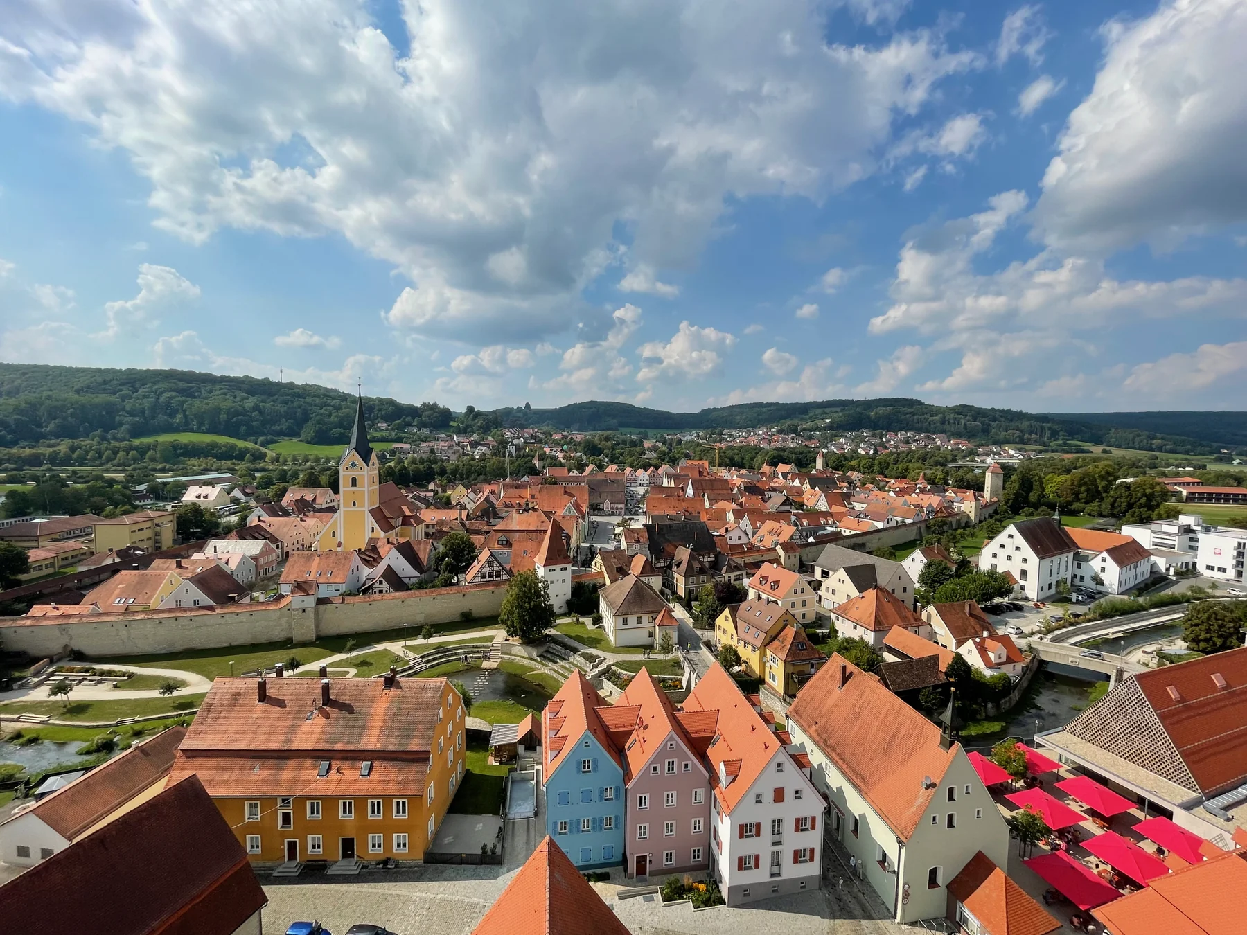 Blick über die Altstadt von Berching mit Stadtmauer, Dächern und Kirchtürmen.