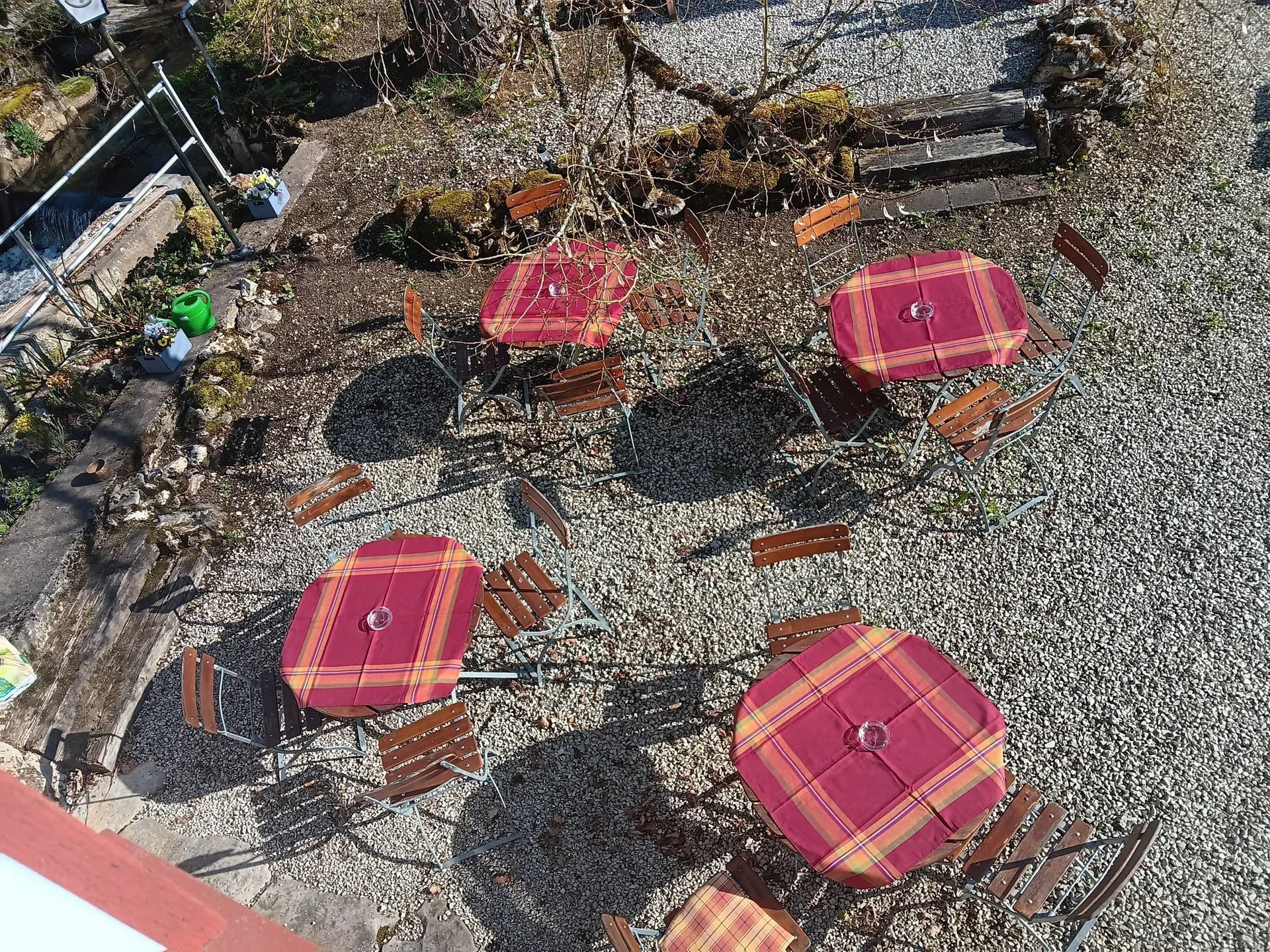 Biergartentische mit karierten Tischdecken.