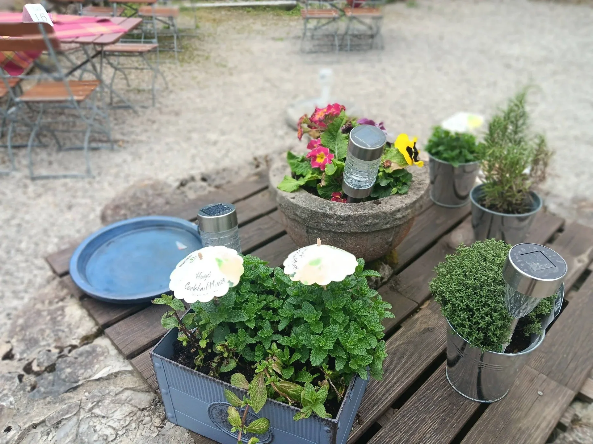 Blumendekoration auf einem Tisch im Biergarten.