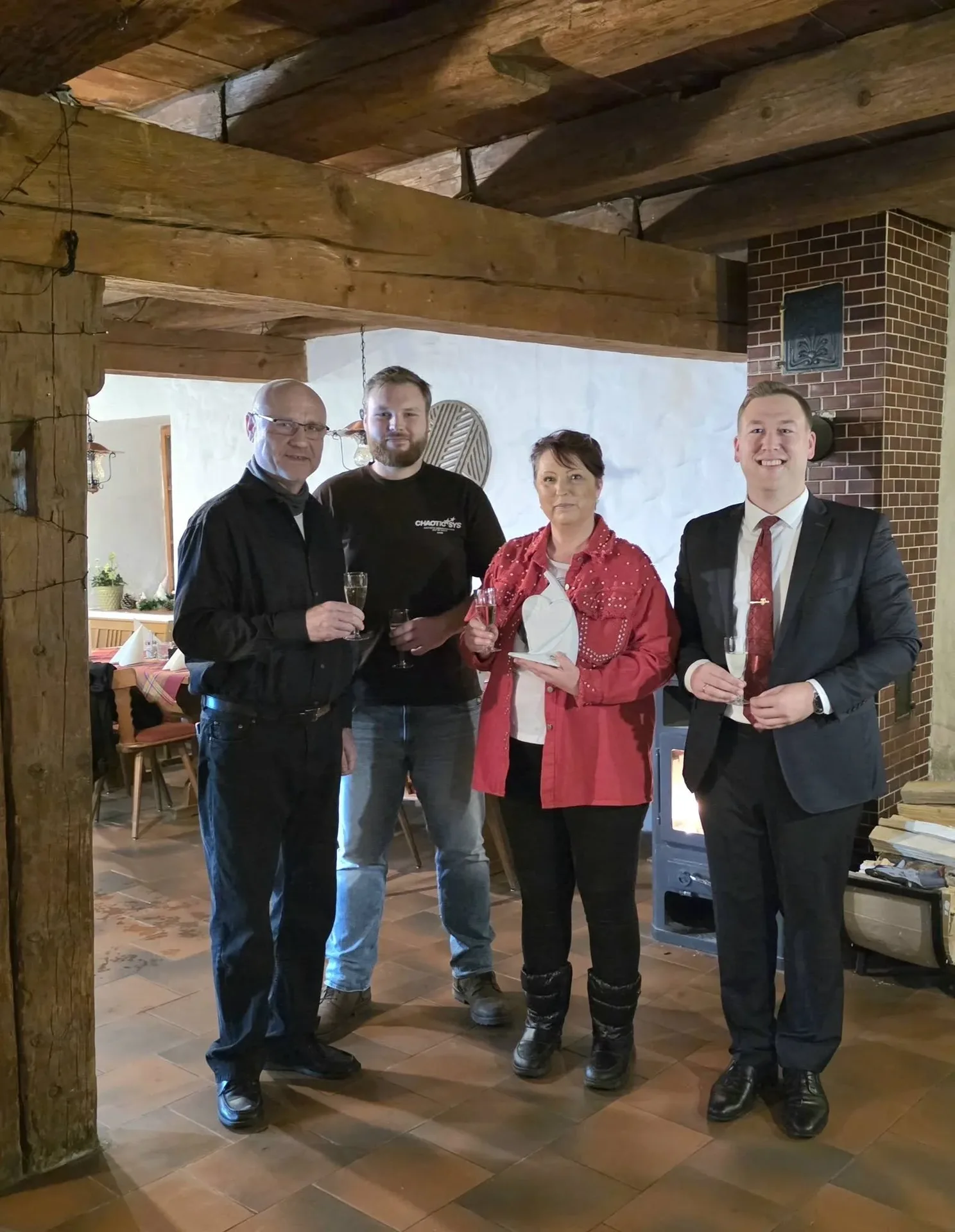Vier Personen bei der Eröffnung im Landgasthof.