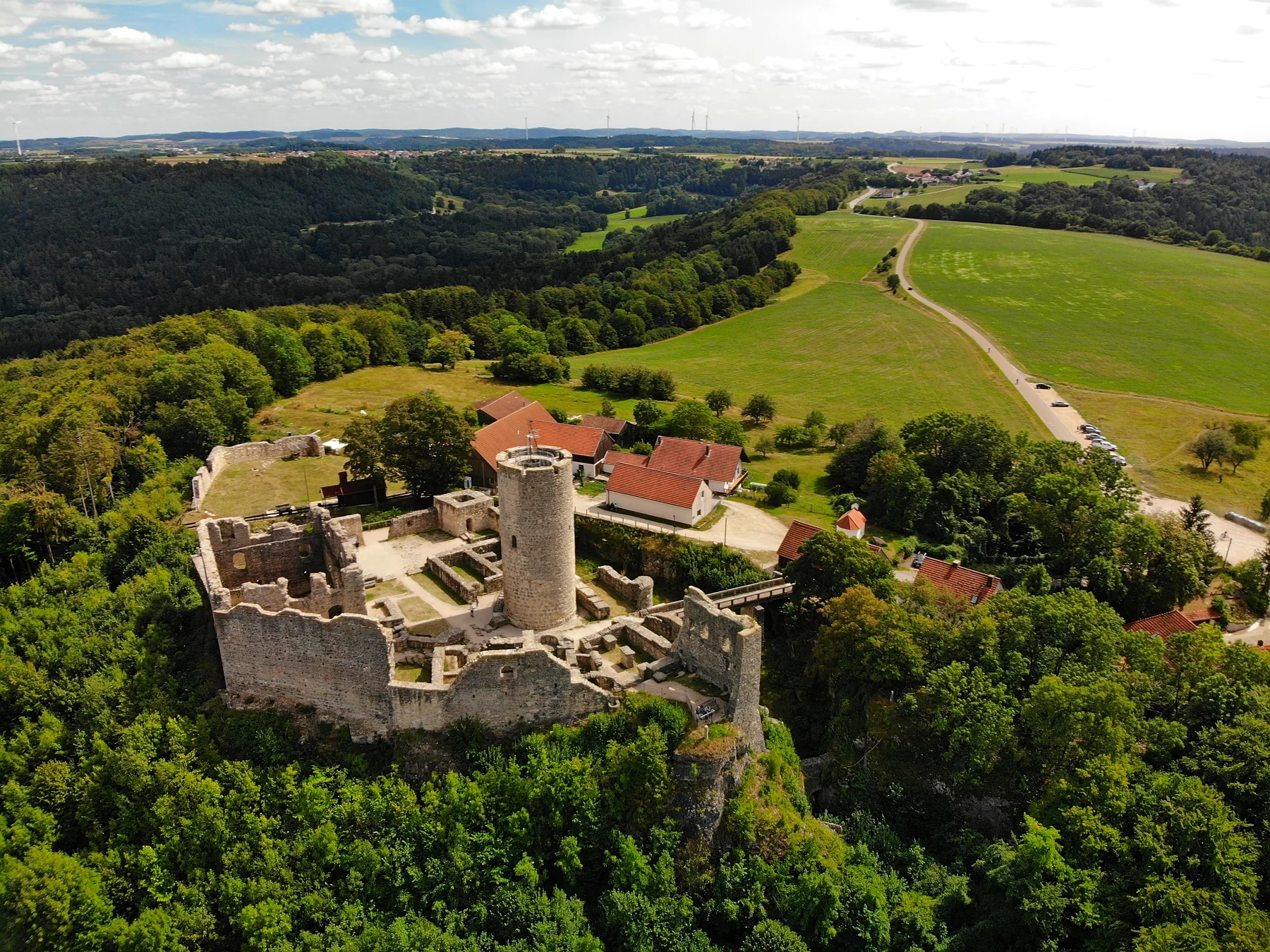 Burgruine Wolfstein bei Neumarkt in der Oberpfalz aus der Luft, umgeben von Wald und Feldern.
