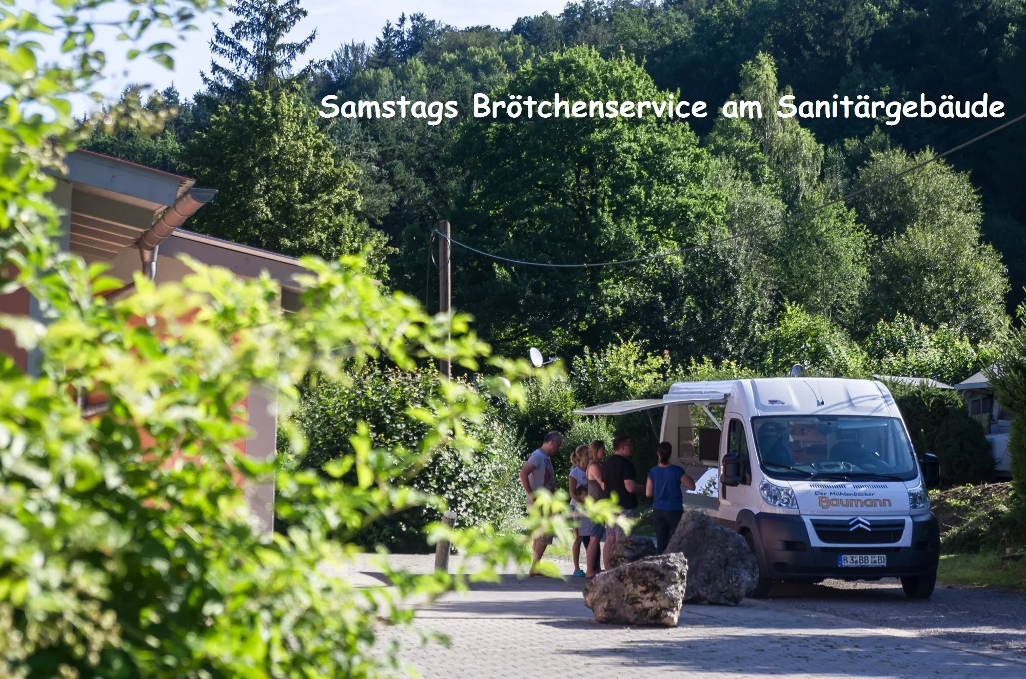 Mobiler Bäcker vor dem Sanitärgebäude; samstags Brötchenservice.