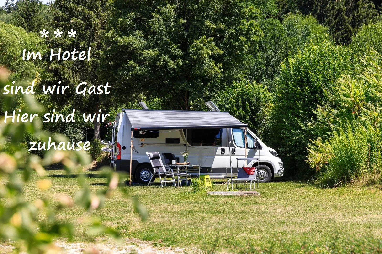 Wohnmobil auf Touristikplatz 1 mit dem Schriftzug: Im Hotel sind wir Gast, hier sind wir zuhause.