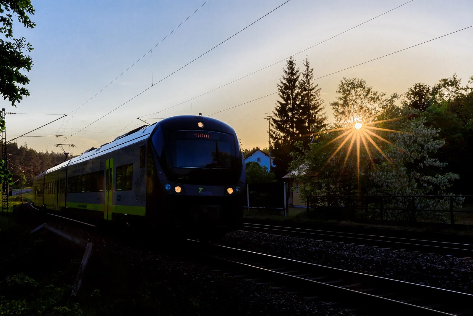 Regionalzug im Abendlicht – ein Ausflugsmotiv aus der Umgebung.
