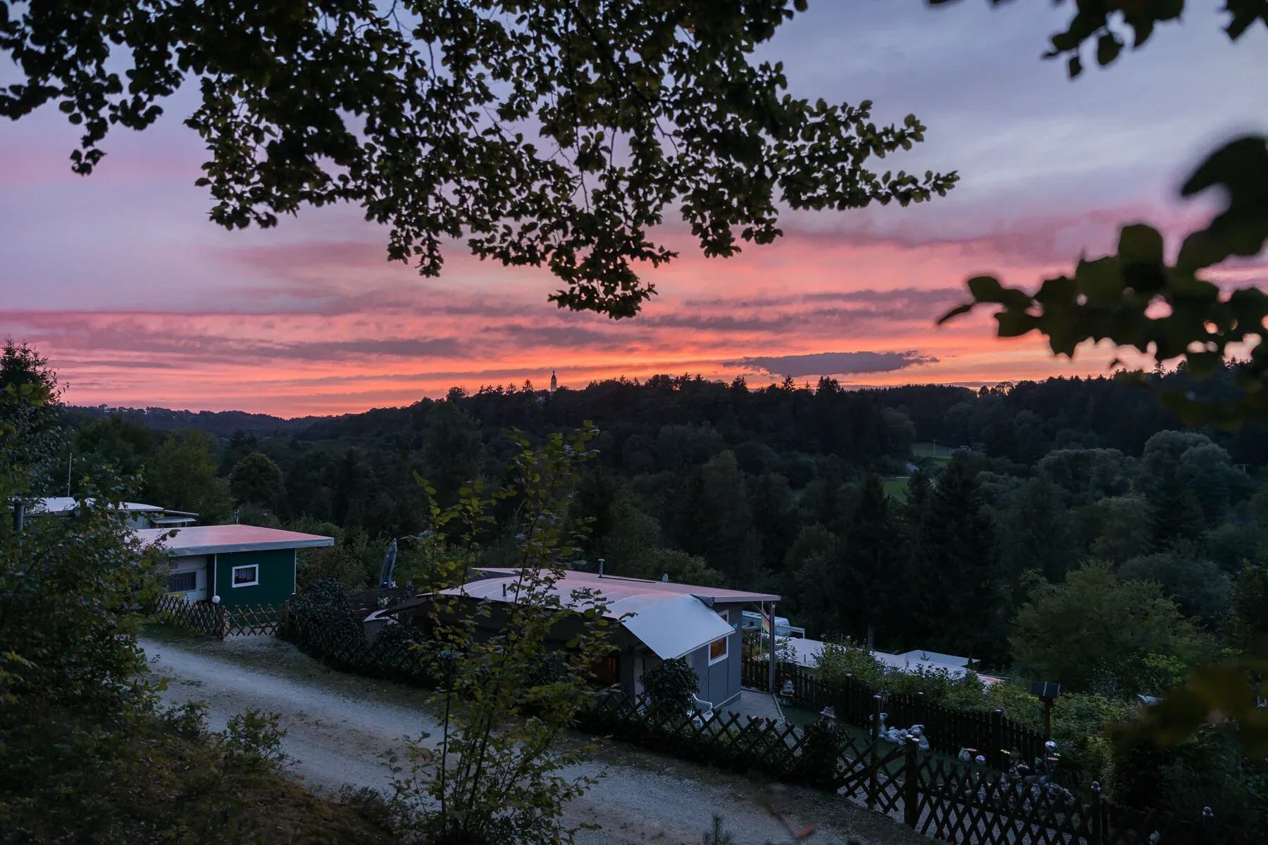 Rosa Abendhimmel über den Dauerstellplätzen und dem Tal.