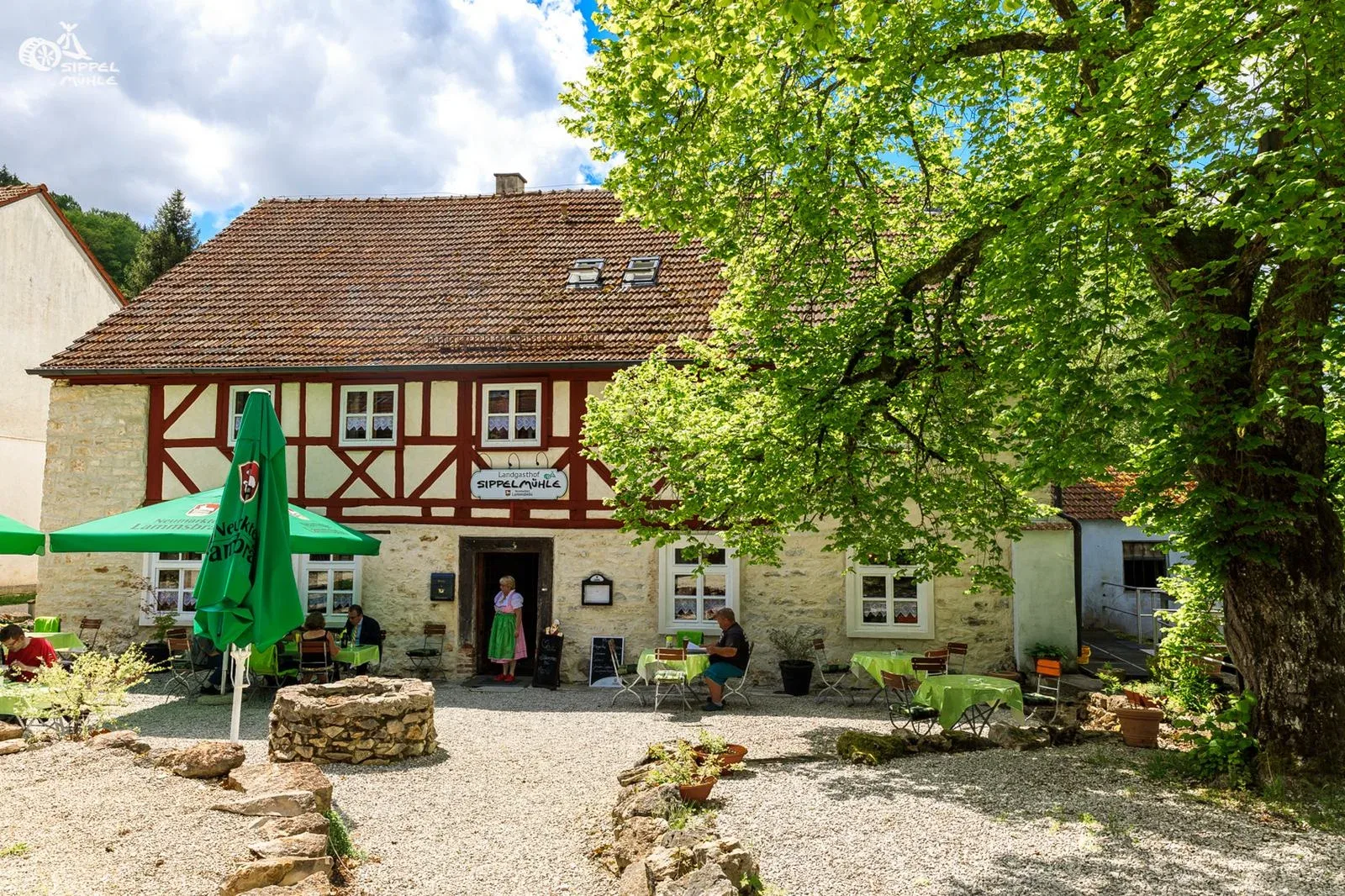 Landgasthof Sippelmühle mit Biergarten unter der Linde.