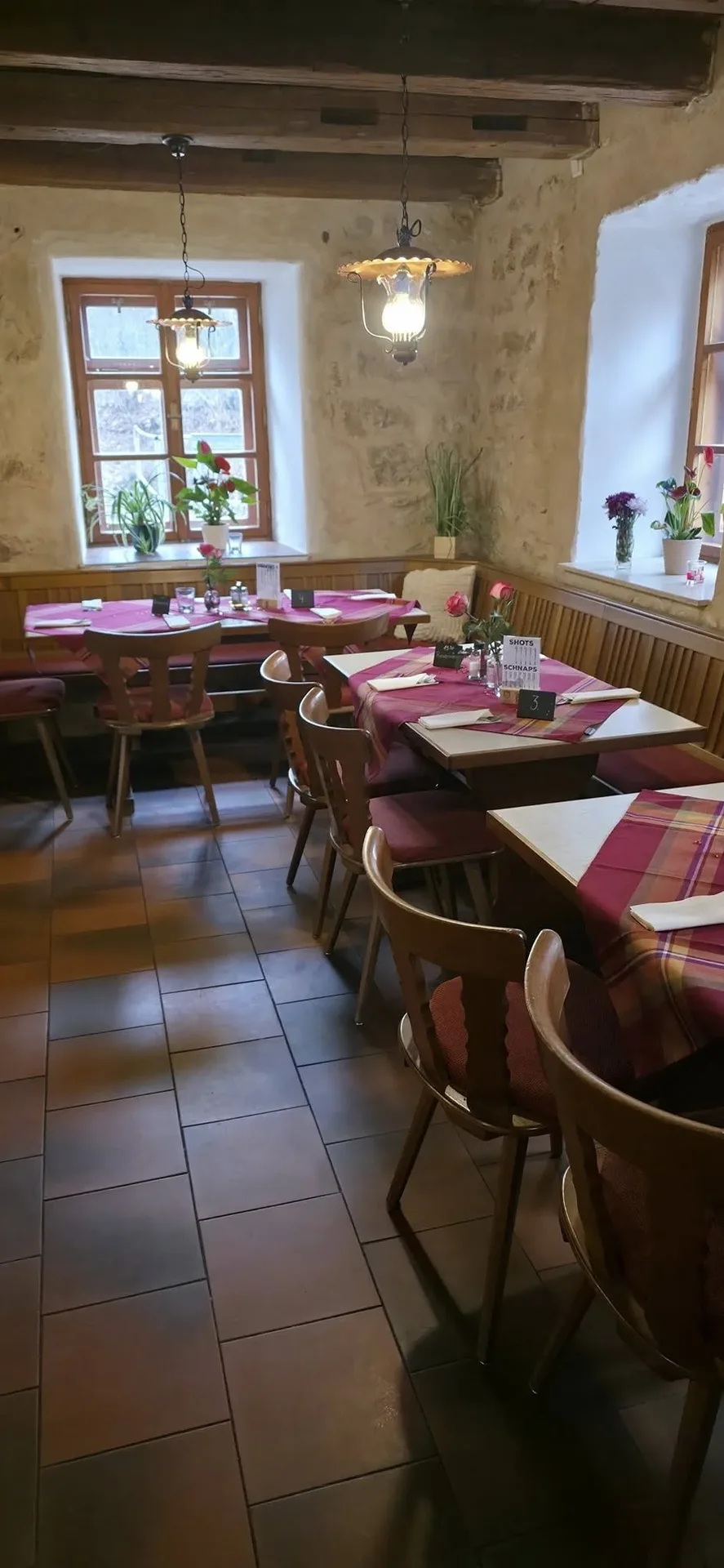 Gedeckte Tische in der leeren Gaststube des Landgasthofs Sippelmühle.