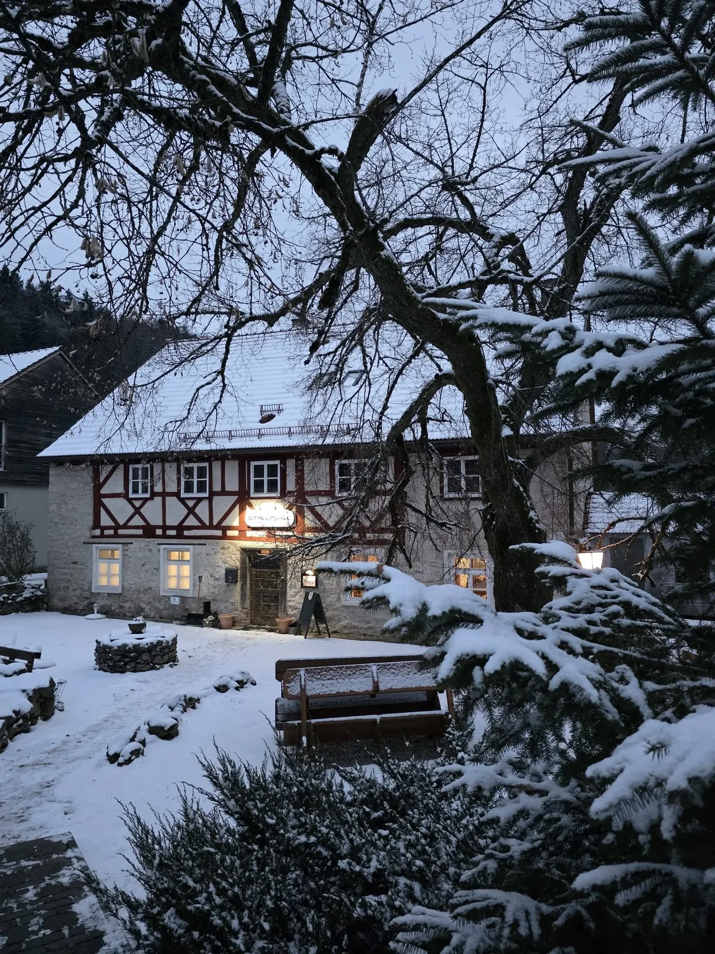 Landgasthof Sippelmühle im Winter.