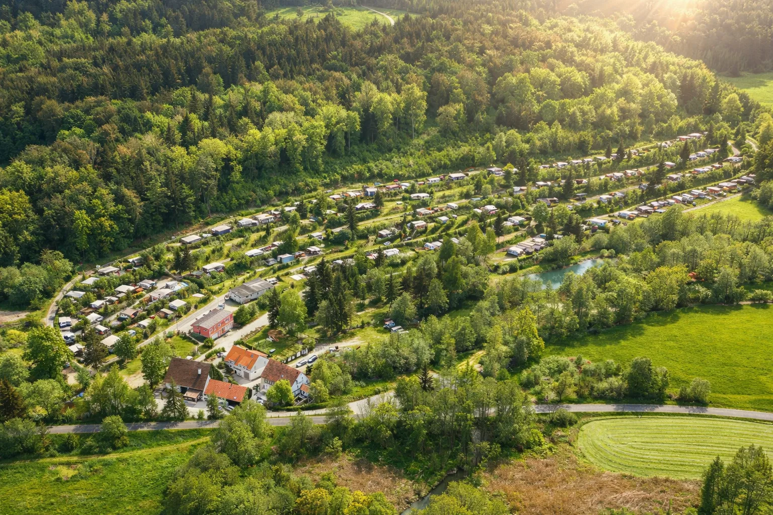 Luftaufnahme des Campingplatzes Sippelmühle in grüner Umgebung.