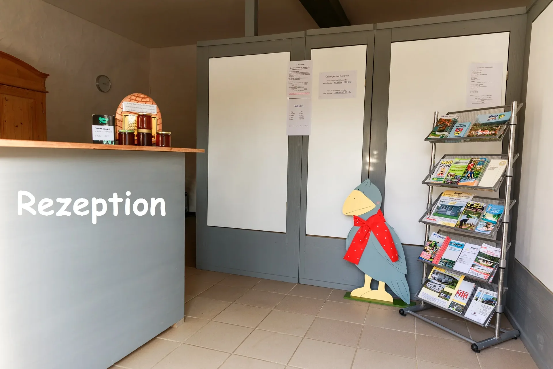 Empfangstheke und Informationsmaterial an der Rezeption des Campingplatzes.