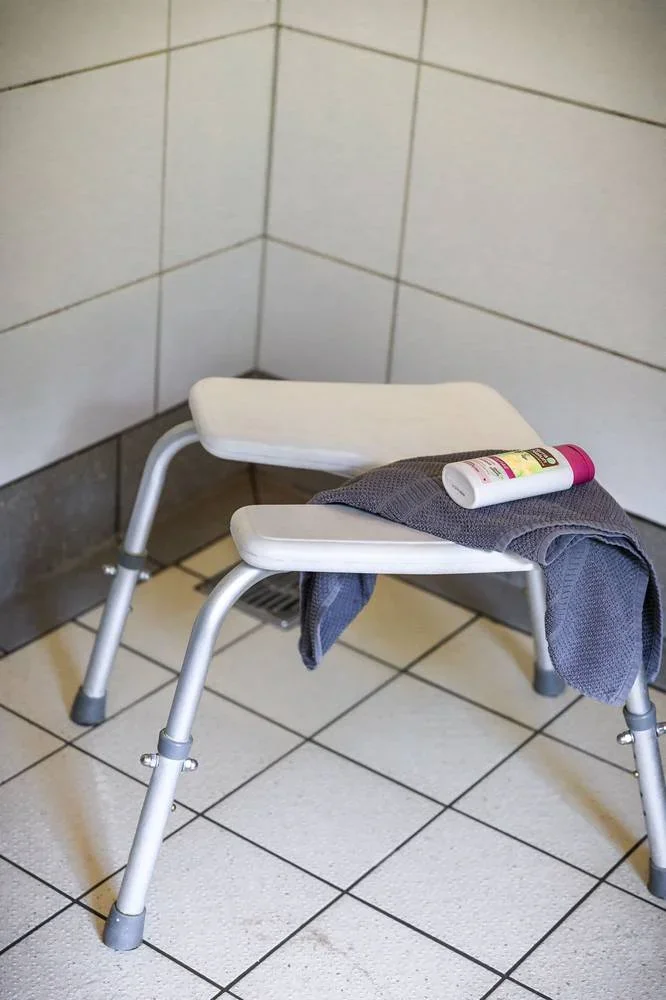 Duschsitz im Sanitärraum.