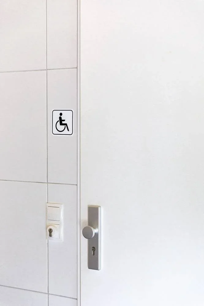 Tür zum separaten barrierefreien Sanitärraum.
