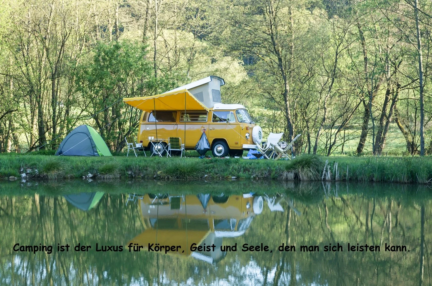 Gelber Campingbus am Wasser mit einem Spruch über Camping.