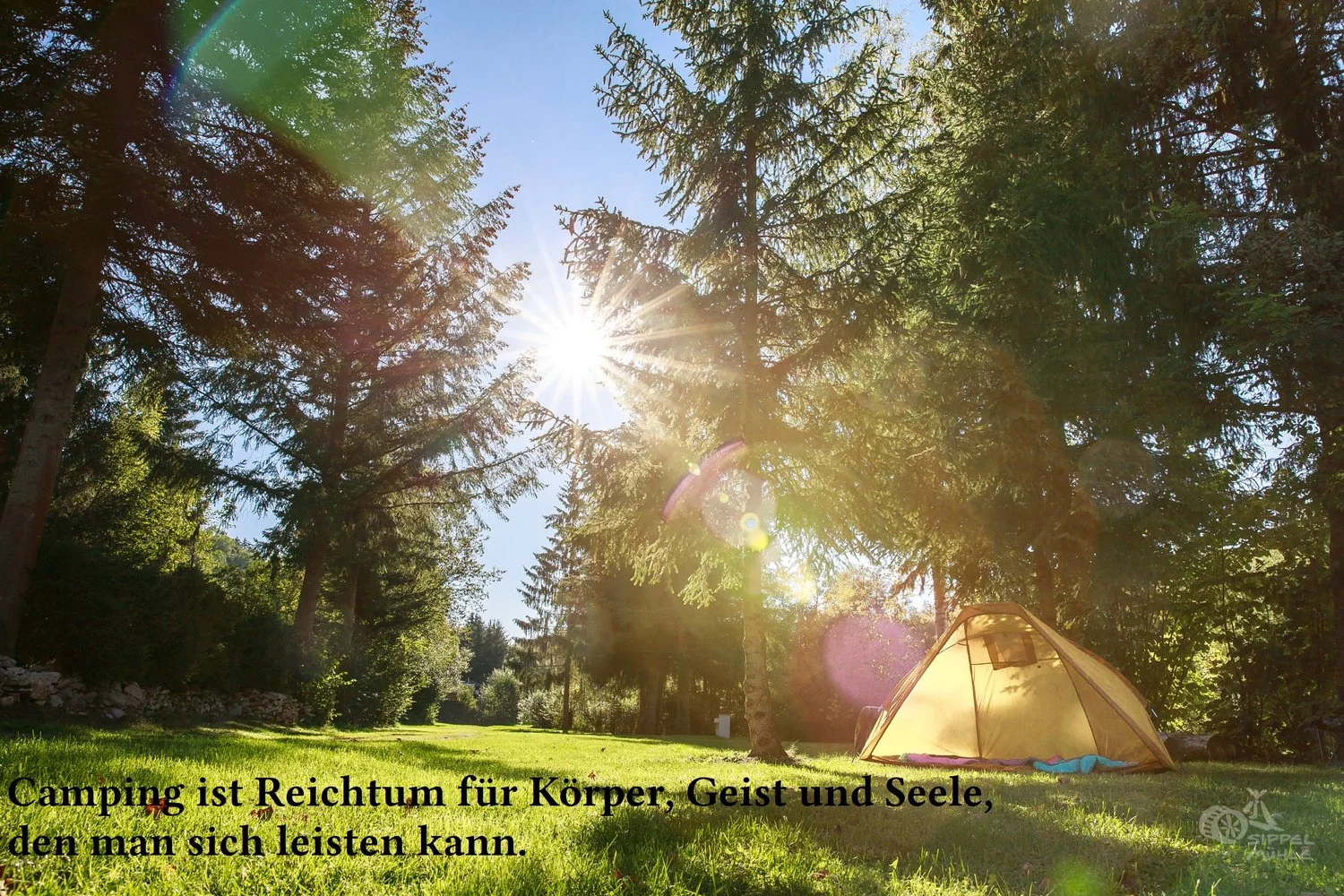Sonnenstrahlen über einem Zelt mit einem Spruch über Camping.