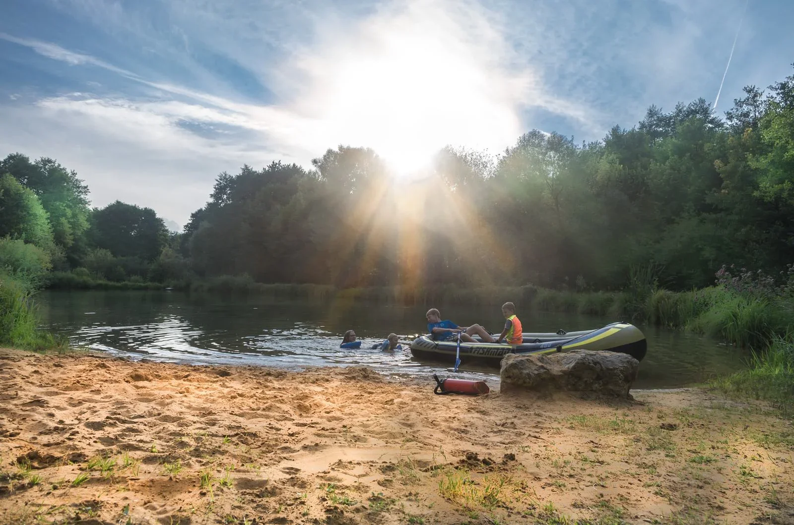 Abendlicht am Ufer des Weiher mit Badestelles.
