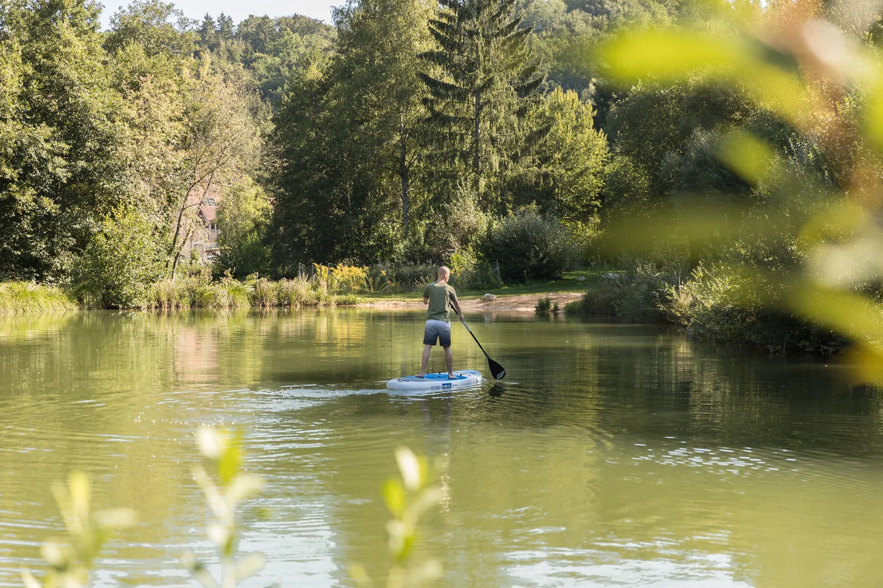 Stiller Blick über den Weiher mit Badestelle.