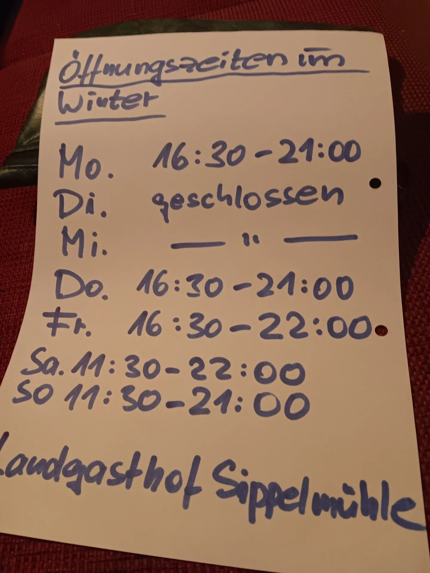 Handgeschriebene Winteröffnungszeiten des Landgasthofs.